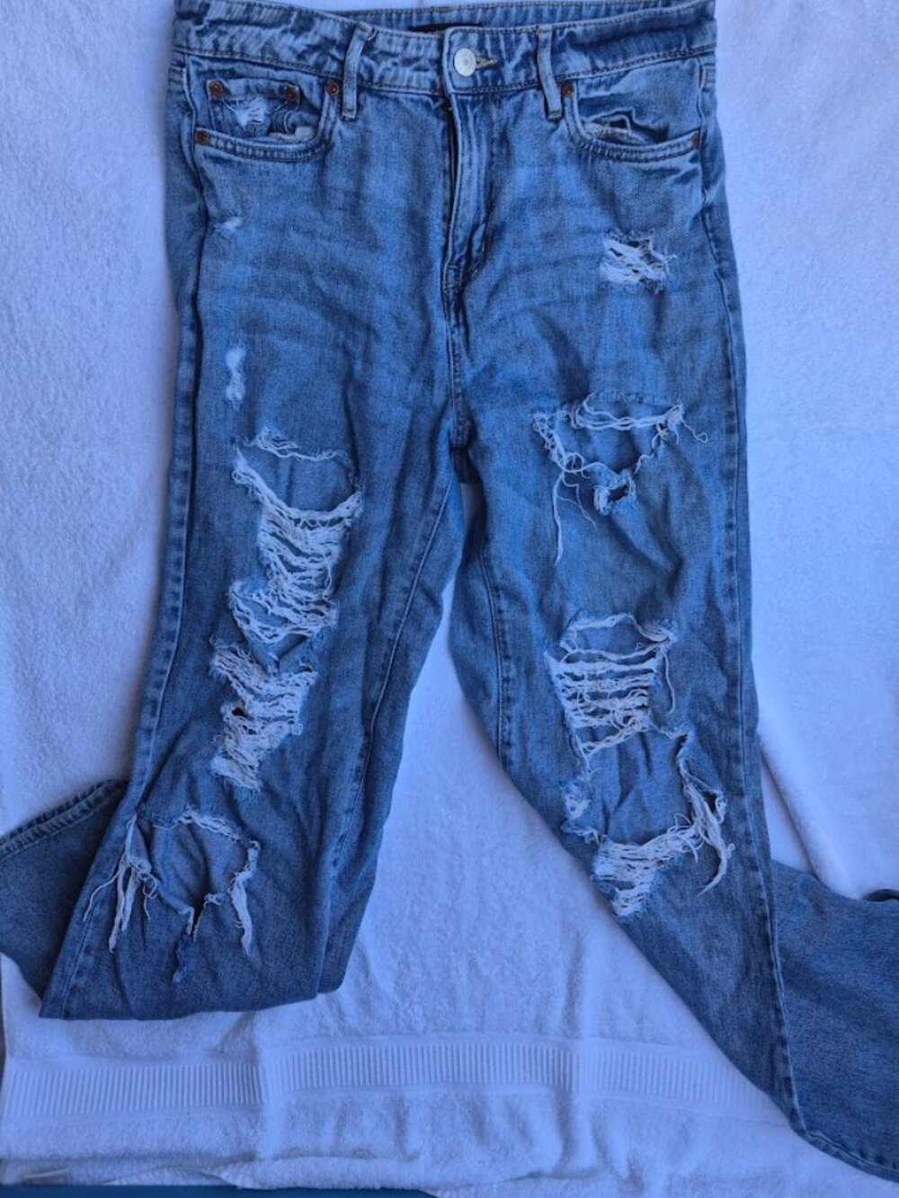Bluenotes Heavily Ripped Light Wash Mom Jeans Size 8 10 High Rise Distressed